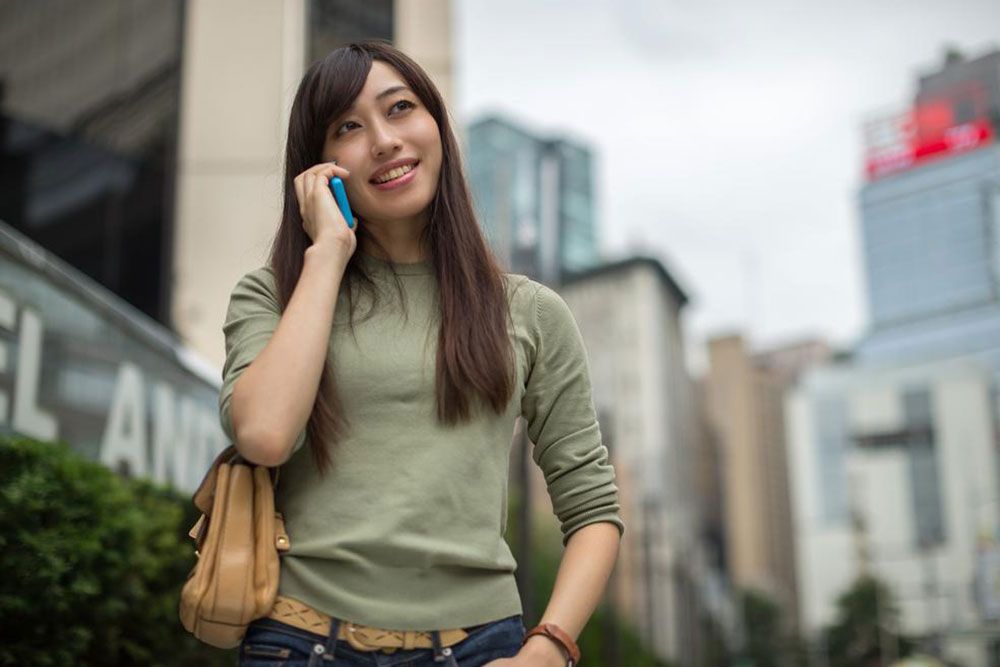Top 2 international postpaid cell phone services for frequent travelers