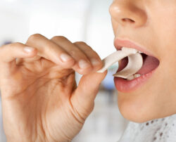 Sugar-free chewing gum – Ingredients, benefits, and downsides